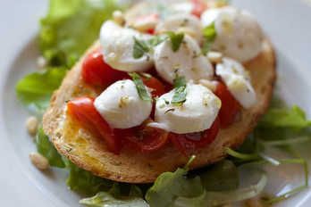 Tomatoes & mozzarella bruschetta